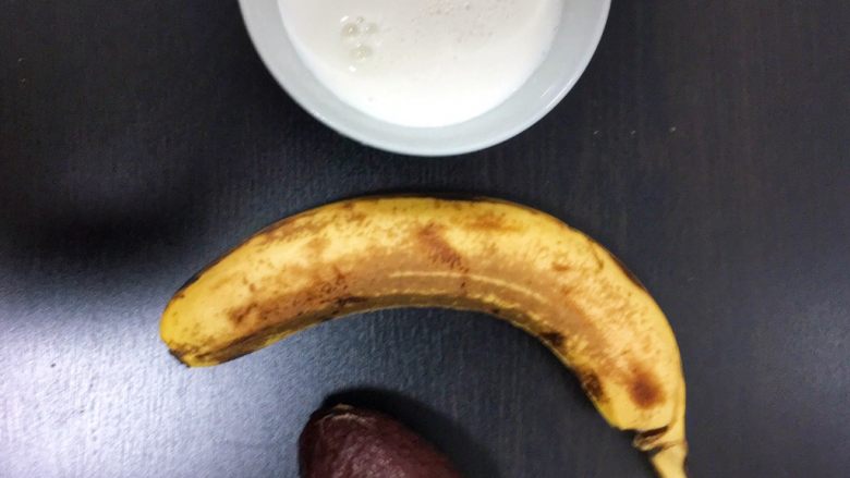 宝宝辅食9M➕:香蕉牛油果奶昔,准备好所有材料