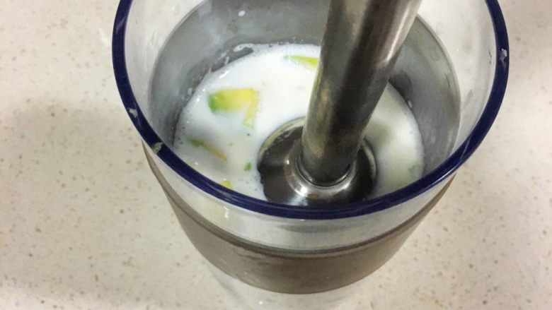 宝宝辅食9M➕:香蕉牛油果奶昔,料理棒开中速搅打细腻即可
