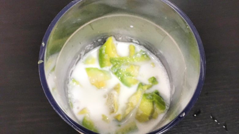 宝宝辅食9M➕:香蕉牛油果奶昔,倒入配方奶或牛奶