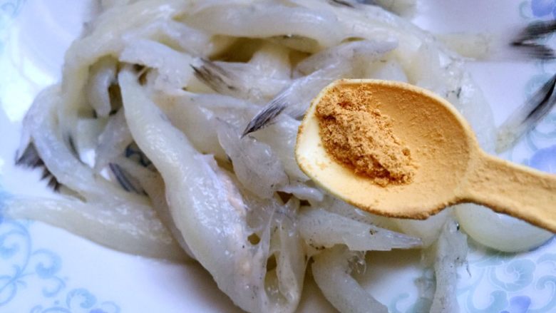 炸银鱼,放入姜粉