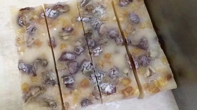 红枣核桃糯米糕,把糯米糕切块(如果喜欢吃热的继续放入微波炉加热20~30秒即可,吃不完的用油纸包起放入保鲜盒)。
