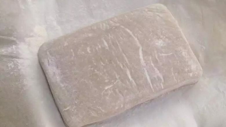 红枣核桃糯米糕,冷藏完毕后取出,撒上些炒熟的糯米粉防粘。