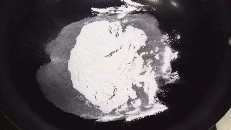 红枣核桃糯米糕,在锅内加入点糯米粉,小火炒熟备用。