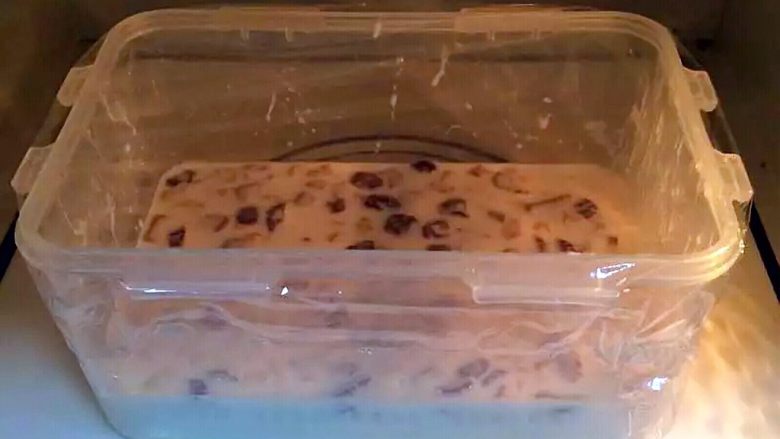红枣核桃糯米糕,盖上保鲜膜入微波炉内,约烤三分半钟。