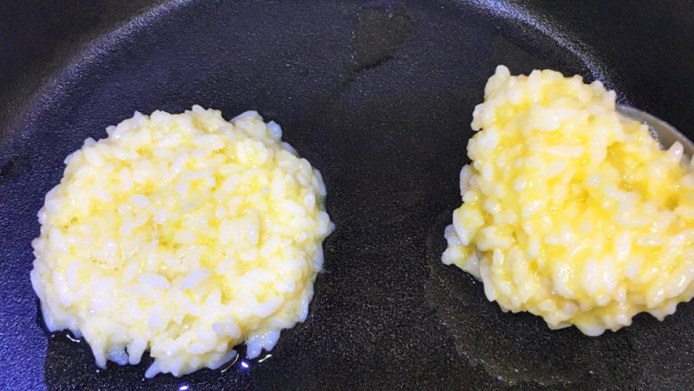 蛋香米饼,平底锅放少许油,取一勺裹了蛋液的米饭小火慢煎,待蛋液快凝固时可以撒一些熟芝麻