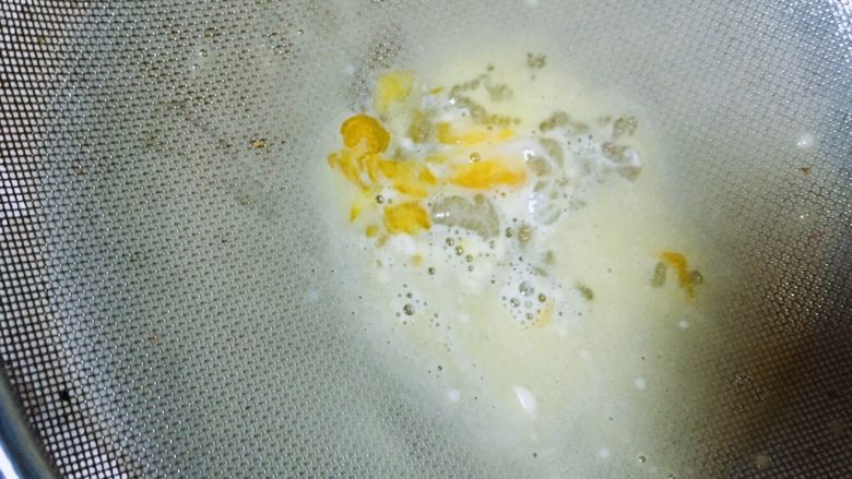创意果丹皮黄油蛋挞,用漏筛过滤一次,蛋挞液就做好了