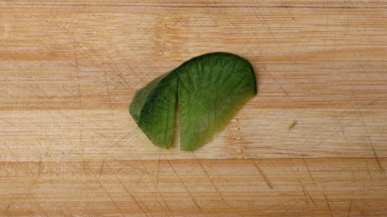 健康菜谱+酸甜脆脆糖醋青萝卜,再用刀在薄片上切数刀，萝卜皮不要切断