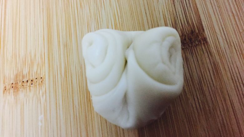 自制蛋黄酥,用食指压面团中间,左右两头拉一起,搓圆,压遍,用擀面杖从中间向左右上下擀成圆形