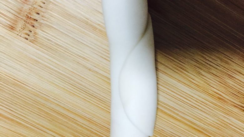 自制蛋黄酥,擀好的面片,从上往下卷起来
