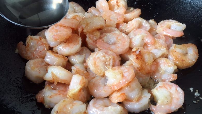春节初二回娘家三鲜卤面四拌菜之三 清炒虾仁,烹入锅沿料酒1勺,翻炒均匀。