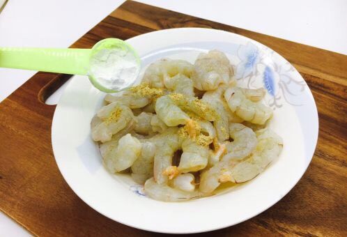 春节初二回娘家三鲜卤面四拌菜之三 清炒虾仁,放1勺淀粉。