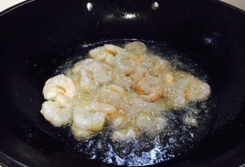 春节初二回娘家三鲜卤面四拌菜之三 清炒虾仁,当虾仁由透明色颜色变粉时改小火,捞出虾仁。