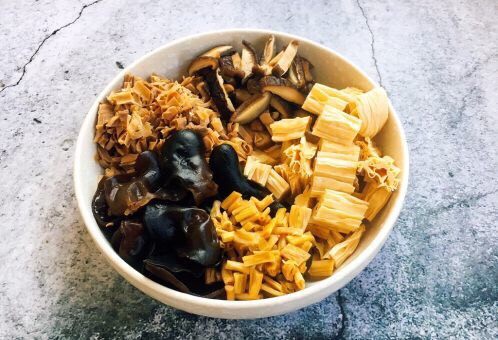 海鲜卤面,所有的干货都要提前泡发好。干货的泡发,泡发时请用凉水,木耳和香菇至少要提前1个小时泡发,腐竹和笋干要提前8个小时泡,干黄花菜泡半个小时就可以。然后把这些泡发的将泡发好的木耳撕小朵,黄花菜切1厘米段,香菇切小片,腐竹切成寸段,笋干切成1厘米见方的小片。 这些泡发食材切的大小可随个人喜好大小来切。