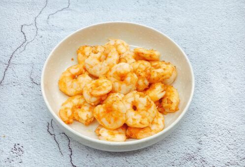 海鲜卤面,鲜虾的处理方式可提前炒成虾仁,也可以剥成虾仁直接放在卤里,我还是习惯把鲜虾剥了皮,挑了虾线,入味上浆后把虾仁炒熟。我个人感觉这两种方式做出来的效果没有太大的区别。