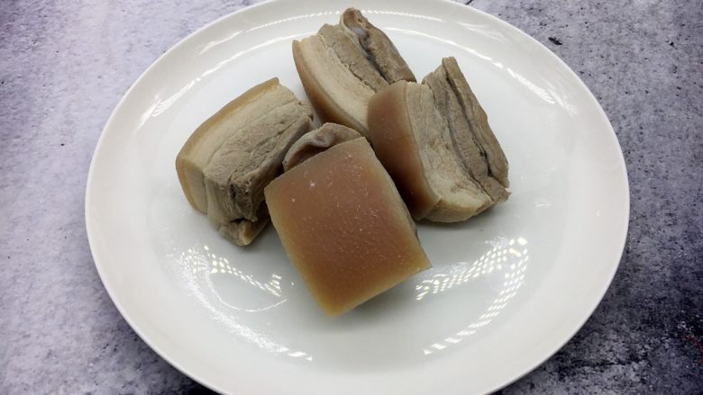 海鲜卤面,平日里我们打三鲜卤习惯放炒肉片,那样方便便捷,因为是过年就做的就得地道些,因为按照传统的做法三鲜卤里放的就是白肉,即用买来的无花肉先焯水,然后放入姜片、<a style='color:red;display:inline-block;' href='/shicai/ 695'>八角</a>、用清水炖<a style='color:red;display:inline-block;' href='/shicai/ 428'>五花肉</a>,炖至五成熟,待凉透后切成2毫米左右的大片备用。