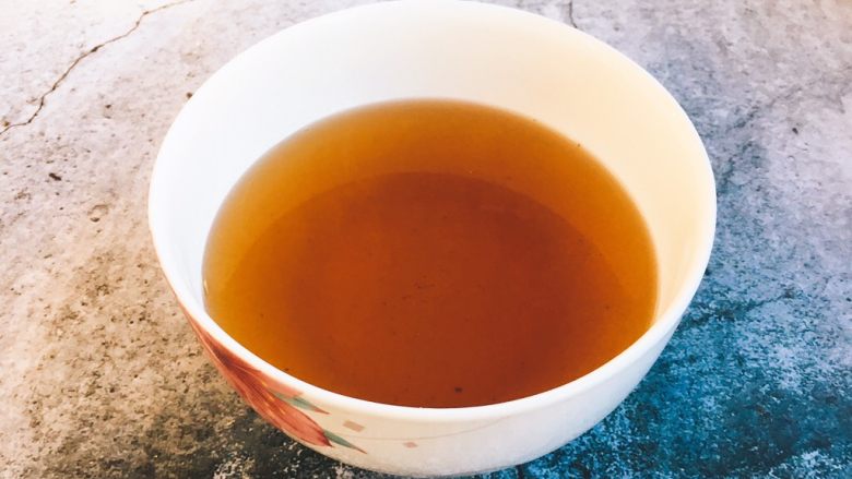 海鲜卤面,另外泡发香菇的水一定要保留,过滤杂质后备用。 香菇被称为天然的味精,<a style='color:red;display:inline-block;' href='/shicai/ 126884'>香菇水</a>能起到提鲜增香的作用。
