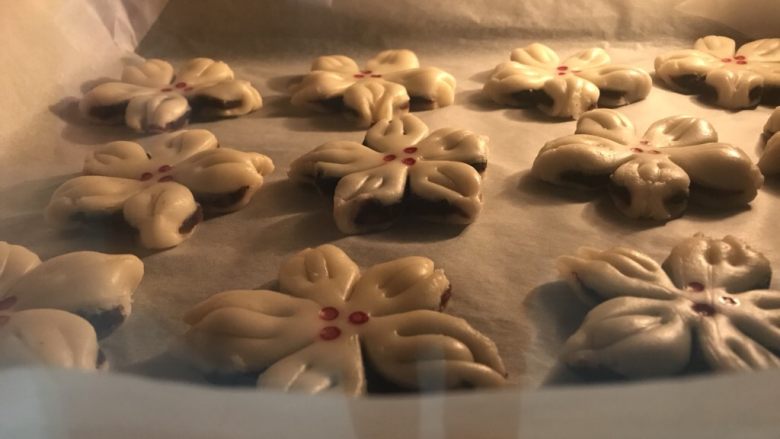白梅酥,烤箱预热160度,中层,烘焙20分钟即可