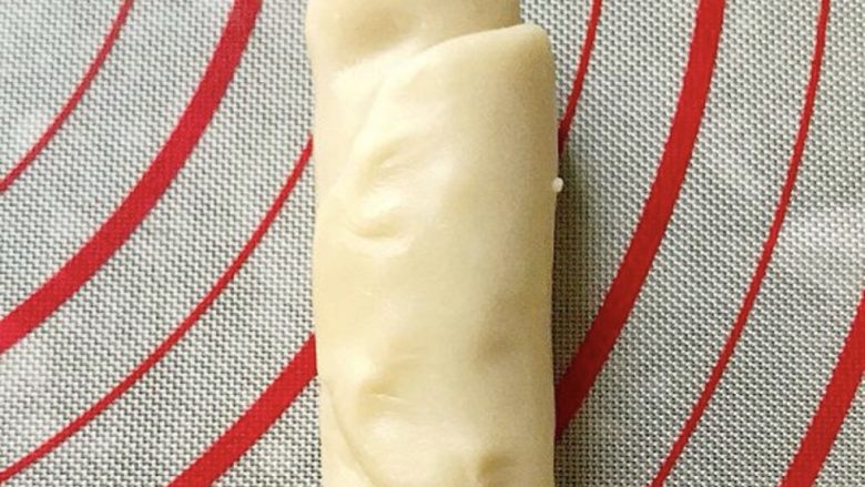 白梅酥,从接口处擀长,再擀成牛舌状