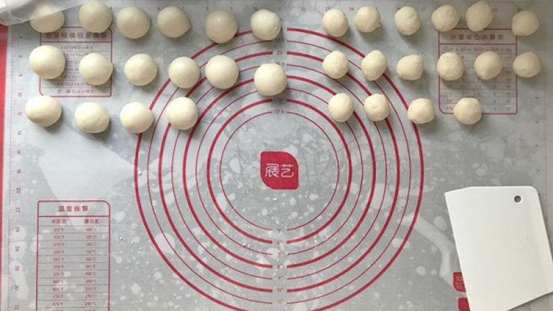 白梅酥,水油皮面团和油酥面团都均匀分成16份,揉圆