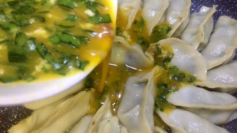 #春节健康菜#和和美美大团圆,倒入调制好的蛋液,晃动锅尽量让蛋液均匀