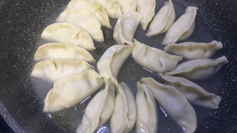 #春节健康菜#和和美美大团圆,再倒入能淹没饺子三分之一处的清水,可加盖焖