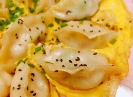 #春节健康菜#和和美美大团圆,所有蛋液全部凝固,表面再撒些葱花即可装盘享用了!焦脆的蛋皮和饺子真是很配哦!