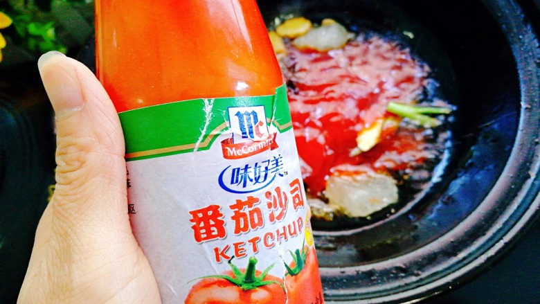板栗烧鸡,煸炒过大料的油下入<a style='color:red;display:inline-block;' href='/shicai/ 699'>番茄酱</a>一起翻炒;