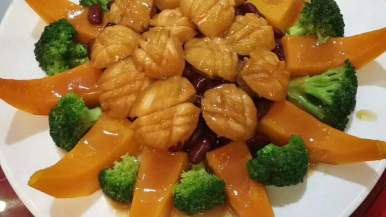 鲍罗万有,鲍鱼汁、鸡粉、𧐢油、生粉煮汁后淋在上面即可
