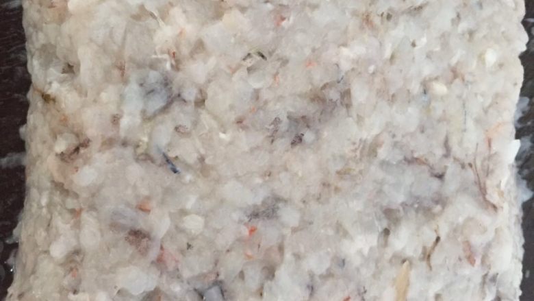 芝士虾球,把虾剁成蓉，加盐、鲍鱼汁、胡椒粉、鸡粉、糖、油调味备用