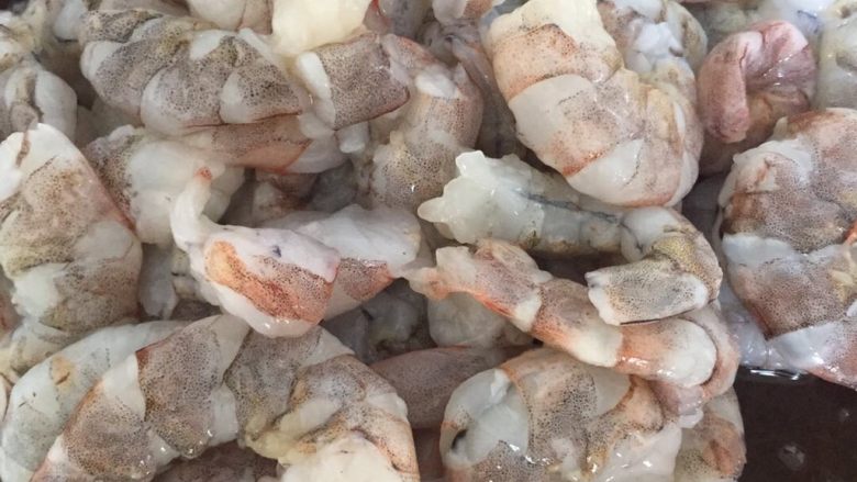 芝士虾球,<a style='color:red;display:inline-block;' href='/shicai/ 301'>鲜虾</a>剥壳后洗净