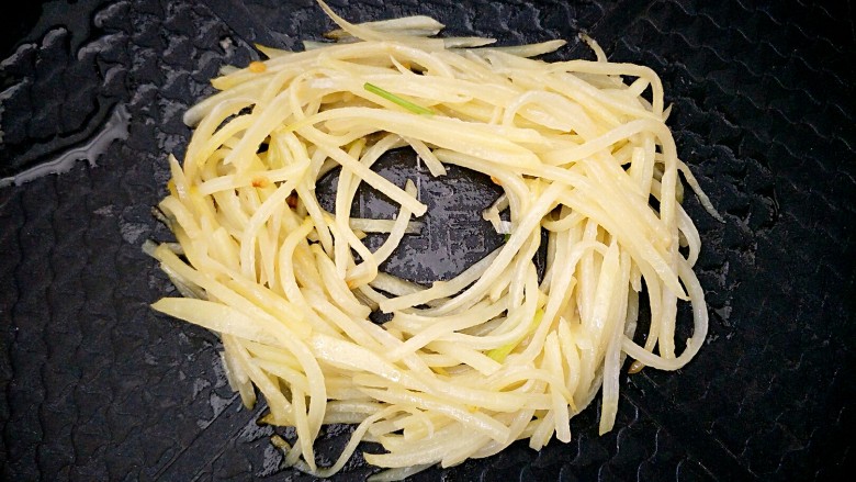 高颜值早餐之土豆缤纷鸡蛋巢,土豆炒到七八分熟就可以了,把土豆丝摆成鸟巢的形状