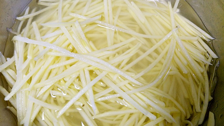 高颜值早餐之土豆缤纷鸡蛋巢,用清水洗两遍,泡一泡