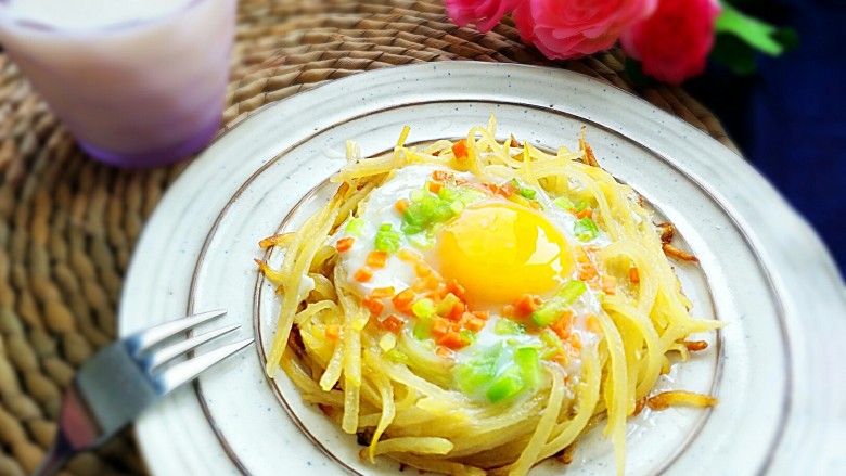 高颜值早餐之土豆缤纷鸡蛋巢,我喜欢吃溏心鸡蛋,如果喜欢全熟的可以时间长一点