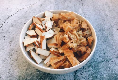 海鲜卤面,香干提前切成小片,面筋切成核桃块大小。