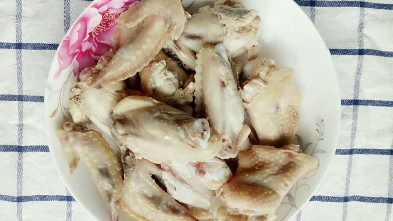 新春健康菜:红烧豆腐鸡翅,掉血水好的鸡翅装盘子