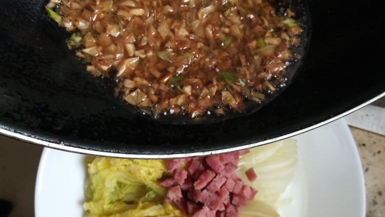 上汤娃娃菜,加入适量<a style='color:red;display:inline-block;' href='/shicai/ 93'>鸡汤</a>烧开,浇在白菜上