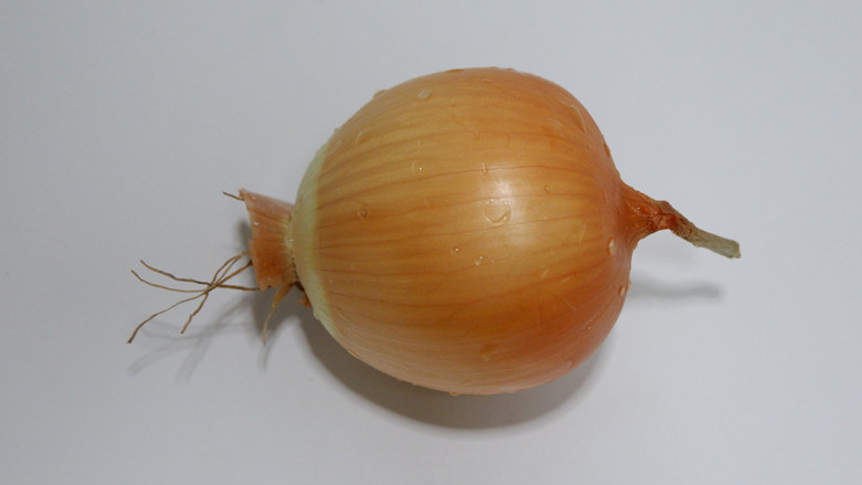 小白也能轻松搞定的洋葱炒蛋,<a style='color:red;display:inline-block;' href='/shicai/ 29'>洋葱</a>去皮洗净。