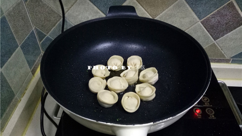 金银满钵,放入饺子,煎至底部微微焦黄;