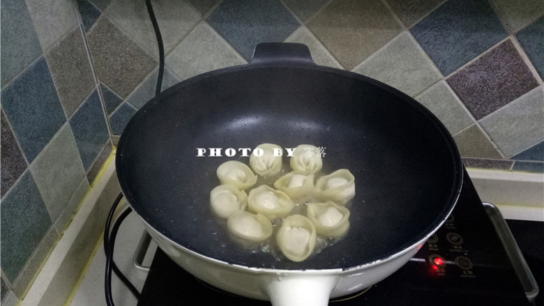 金银满钵,倒入适量清水,水量位于饺子1/3处;
