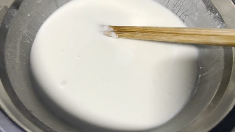 狗年旺旺,年夜饭系列9️⃣亲民锅包肉,渐渐加水,使其无颗粒,搅拌成糊状。