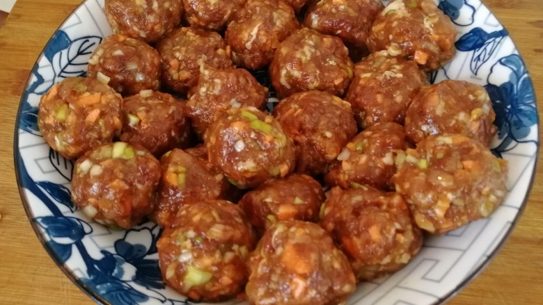 招牌年菜_糯米肉丸子,把肉馅攥成丸子(如图)