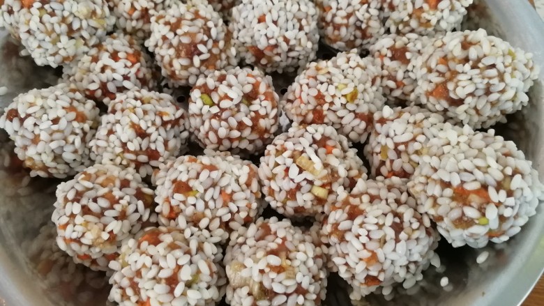 招牌年菜_糯米肉丸子,肉丸子一个一个都粘满糯米(如图)