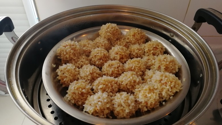 招牌年菜_糯米肉丸子,时间到,蒸好的糯米肉丸子。