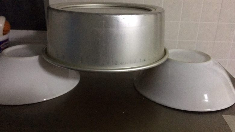 抹茶戚风蛋糕,烤完拿出震几下消泡,倒扣在碗上,3小时后脱模。