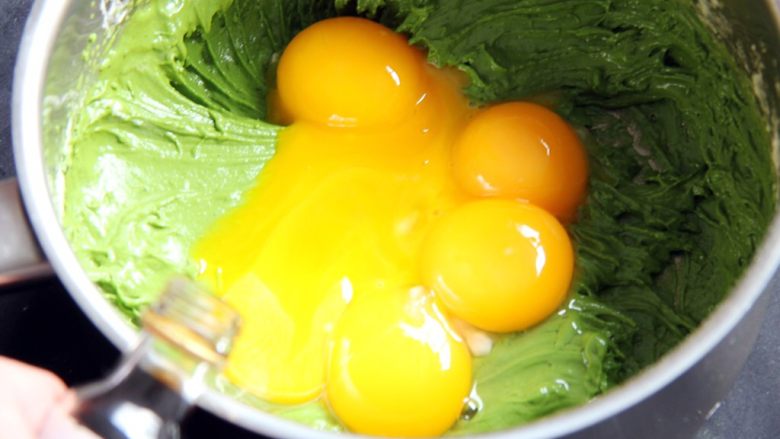 抹茶戚风蛋糕,加入蛋黄和<a style='color:red;display:inline-block;' href='/shicai/ 780'>香草精</a>,用打蛋器搅拌均匀。