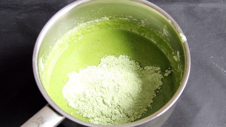 抹茶戚风蛋糕,再次加入低筋粉,同样打匀。