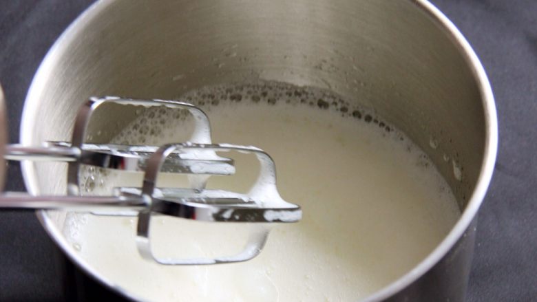 抹茶戚风蛋糕,加入30克细砂糖,用打蛋器高速搅打50圈。