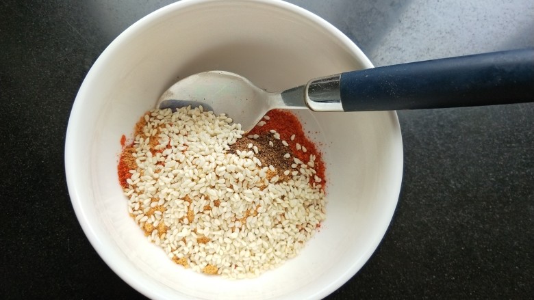 自制饺子蘸料(附辣椒油的制作方法),放一勺芝麻。