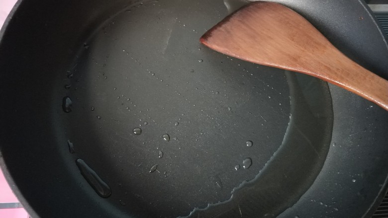 自制饺子蘸料(附辣椒油的制作方法),锅内放油,不要放太多。