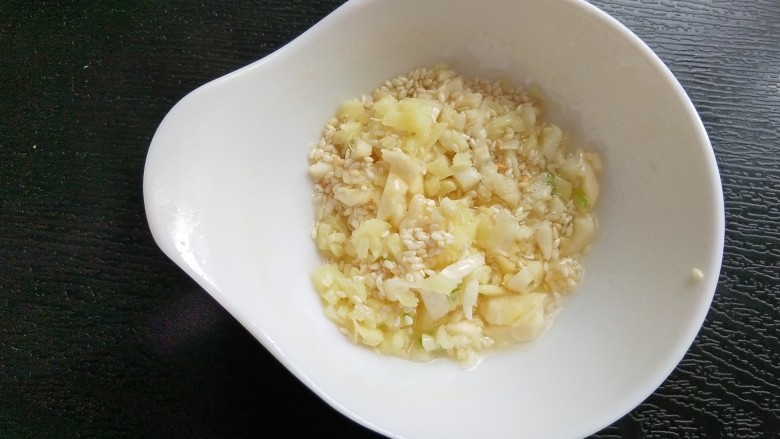 自制饺子蘸料(附辣椒油的制作方法),油烧至微微冒烟,倒入碗中。